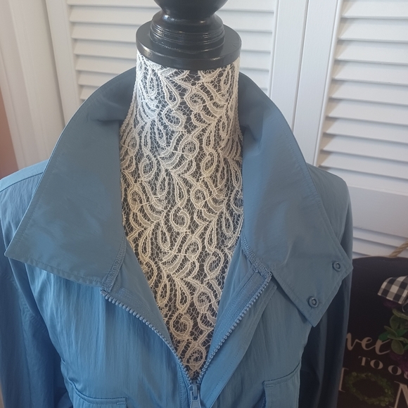 Yogalicious Women's Large Radiant Commuter Crop Activewear Windbreaker - Picture 8 of 15